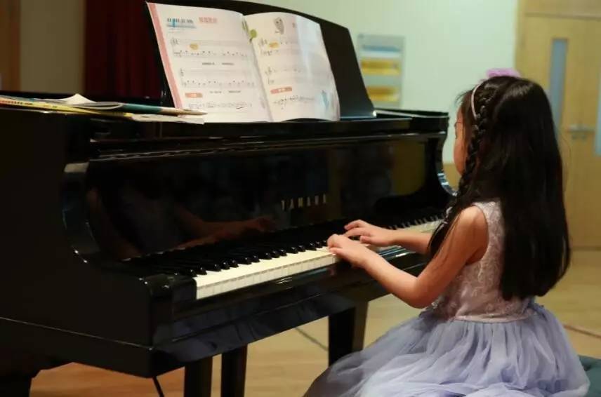 孩子弹钢琴，手型一定要规范吗？