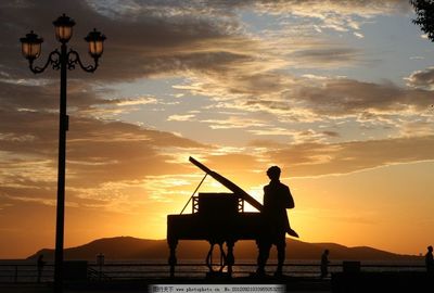 当钢琴键上流淌出黄昏的诗意