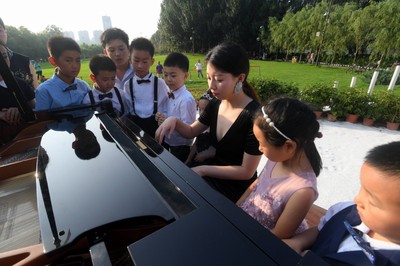 喜欢弹钢琴的注意了，这一周钢琴广场天天有表演